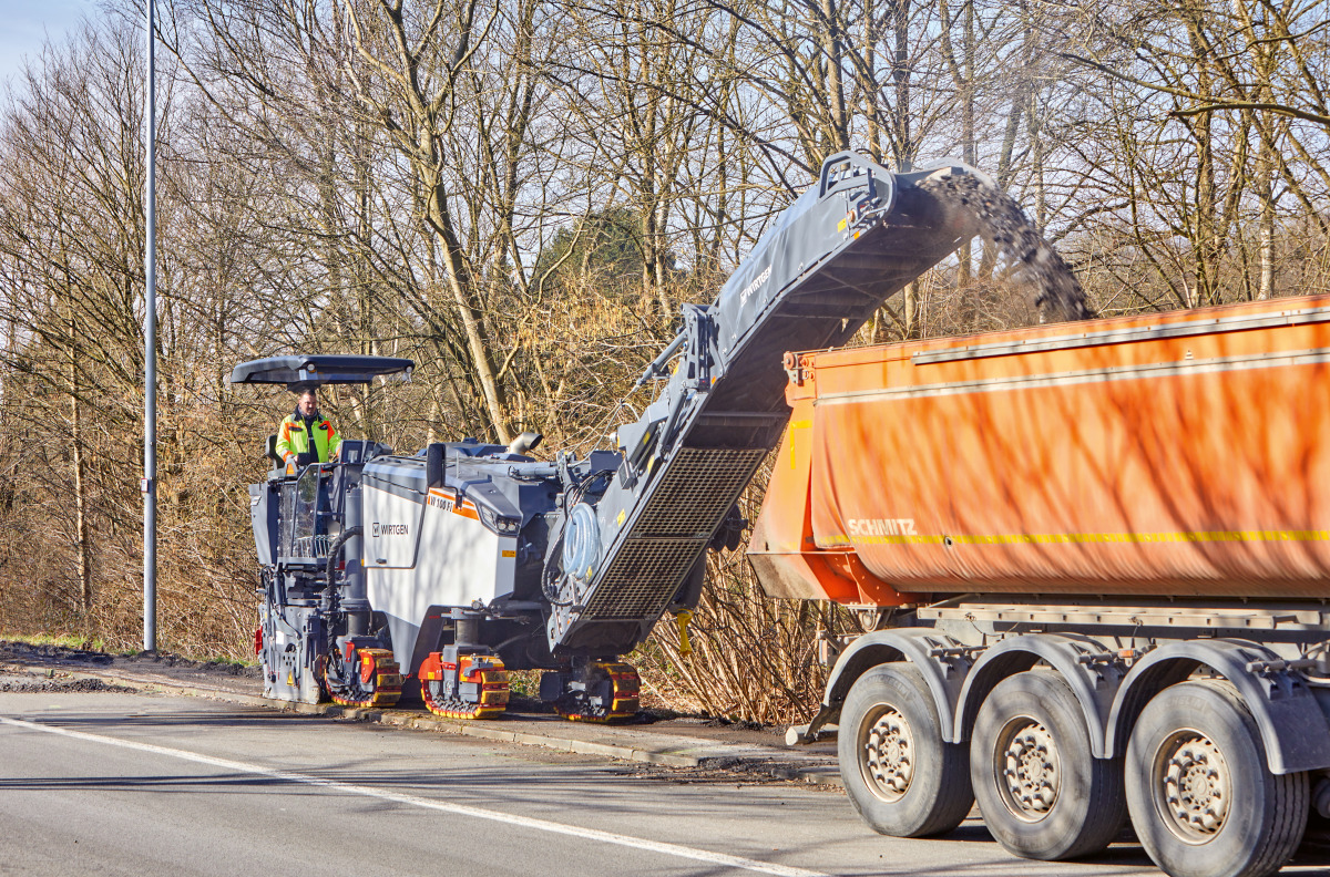 Die Kompaktfräse W 100 Fi fräste den Asphalt auf dem engen Radweg schnell und präzise.