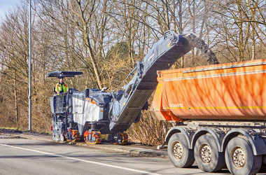 Die Kompaktfr?se W 100 Fi fr?ste den Asphalt auf dem engen Radweg schnell und pr?zise.