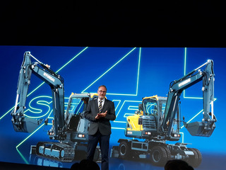 Peter Sebold, Product Manager, präsentiert die neuen Maschinen.