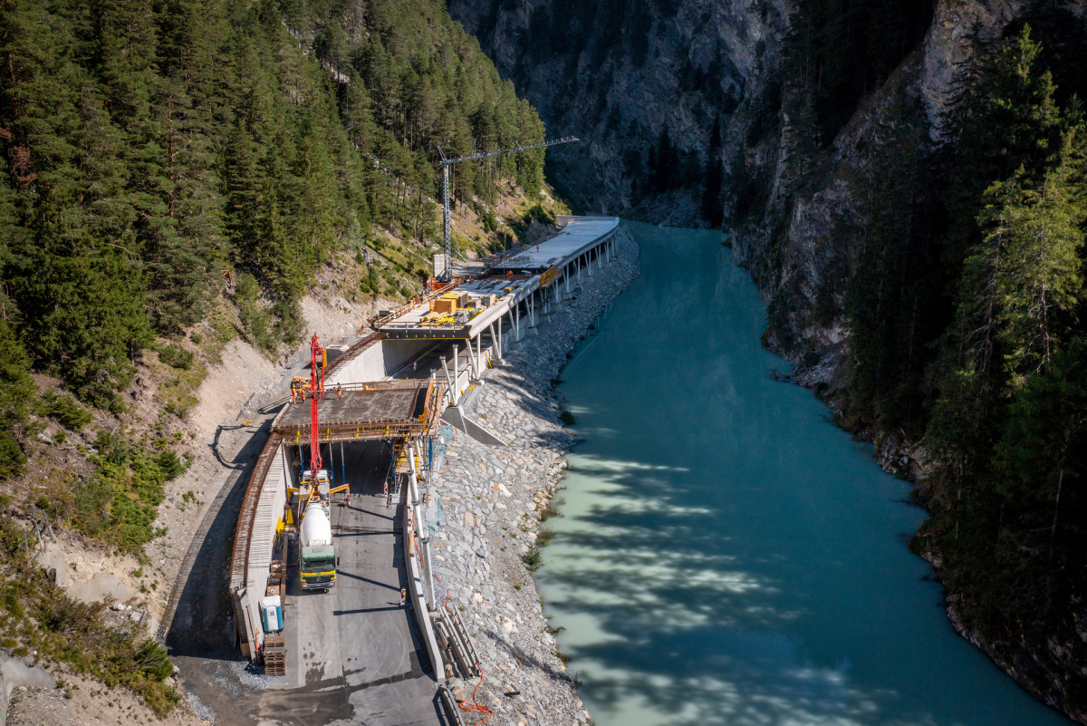 Schön, aber riskant: Straßen an Berghängen wie hier im Engadiner Hochtal. Schutz vor Lawinen oder Steinschlag bieten Galerien wie die hier 2022 gebaute Galerie Mingèr.