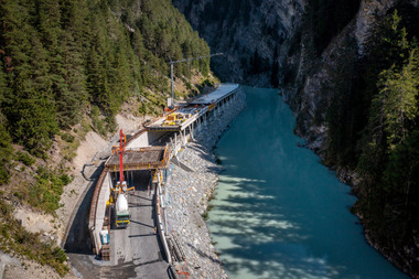 Sch?n, aber riskant: Stra?en an Bergh?ngen wie hier im Engadiner Hochtal. Schutz vor Lawinen oder Steinschlag bieten Galerien wie die hier 2022 gebaute Galerie Ming?r.