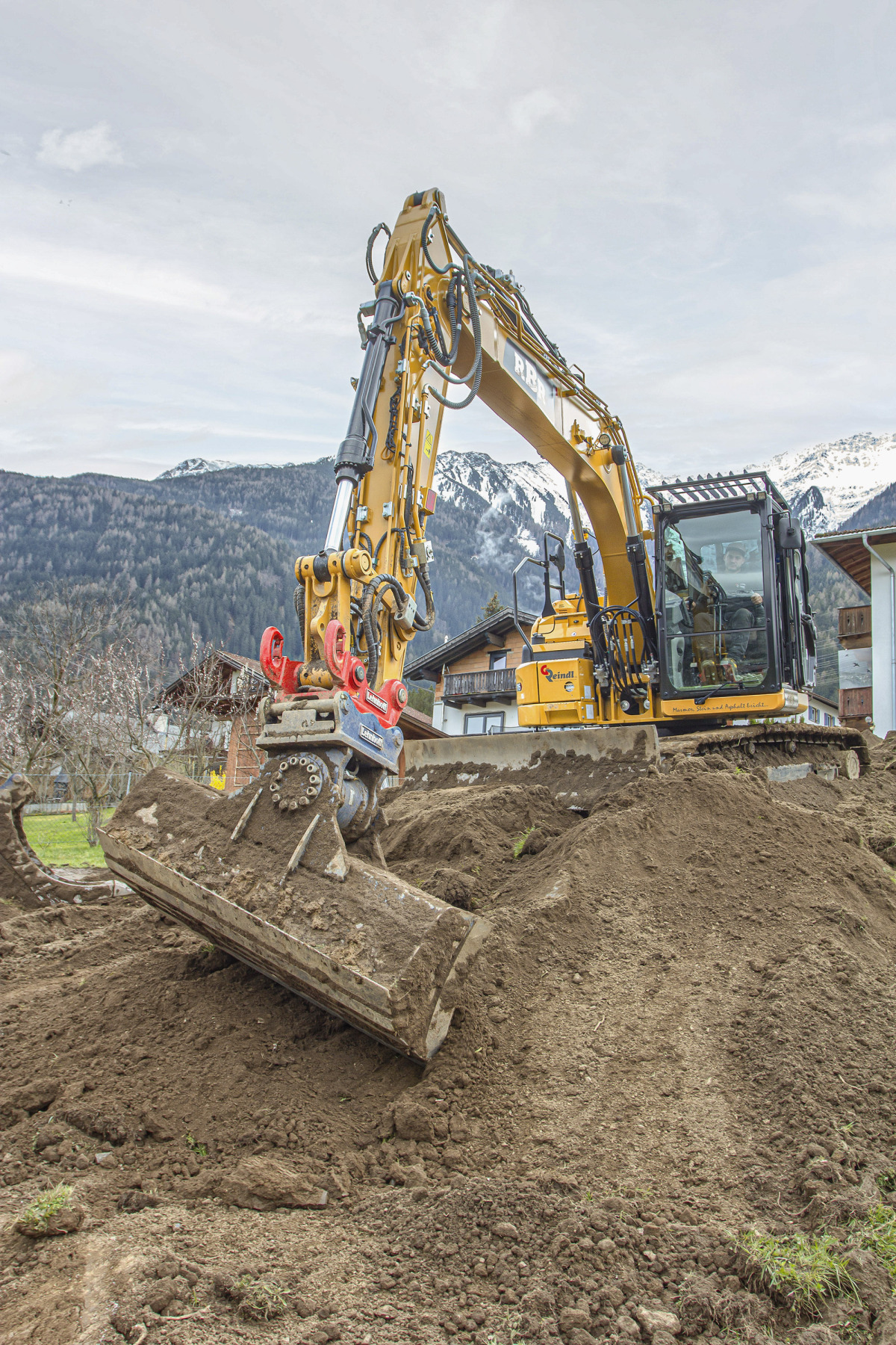 Der SQ 60V Schnellwechsler verschafft den Baggern der Firma Reindl dank der variablen Geräteaufnahme völlig neue Möglichkeiten.