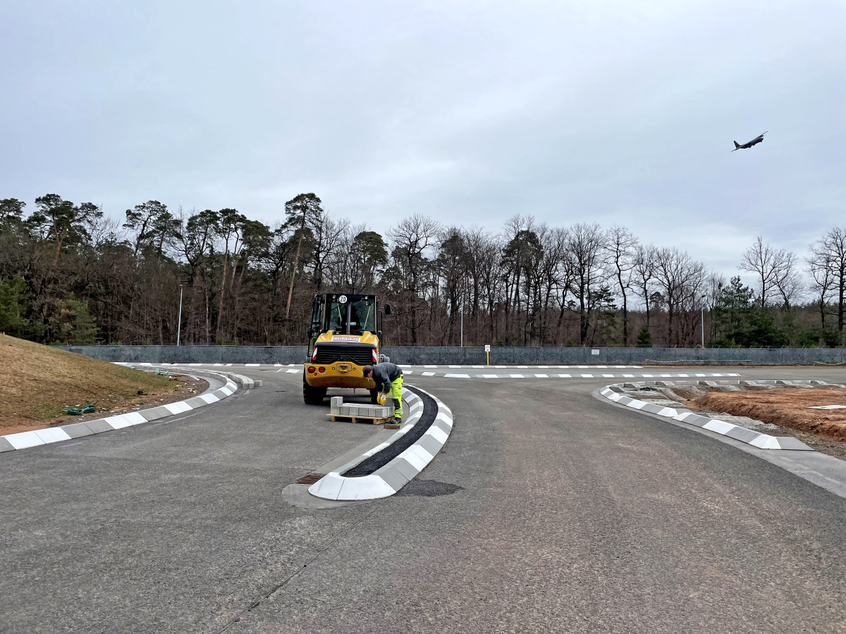 Die Fahrbahnabgrenzungen wurden mit Hilfe der Bordstein-Klebetechnik erstellt.