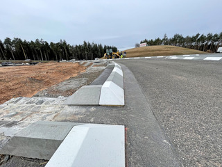 Die Entwässerung der Fahrbahnflächen erfolgt über Straßenabläufe in die geplanten Entwässerungsleitungen bzw. über geöffnete Bordanlagen in die unbefestigten Seitenbereiche.