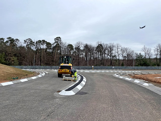 Die Fahrbahnabgrenzungen wurden mit Hilfe der Bordstein-Klebetechnik erstellt.