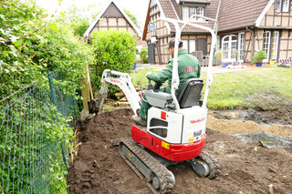 Auch wenn es eng wird, kann der Takeuchi Minibagger TB 210R seine volle Leistung bringen.