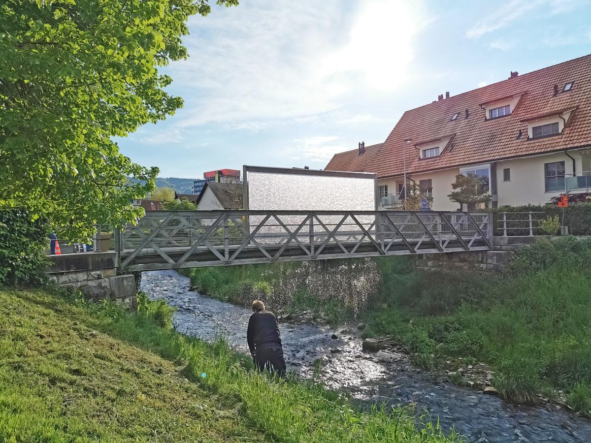 Wasserschleier auf der Vorstadtbrücke in Dietikon, Kirchstraße. Eine Klanginstallation nach der Idee von Andres Bosshard, realisiert im Mai 2022 durch Metallatelier GmbH.