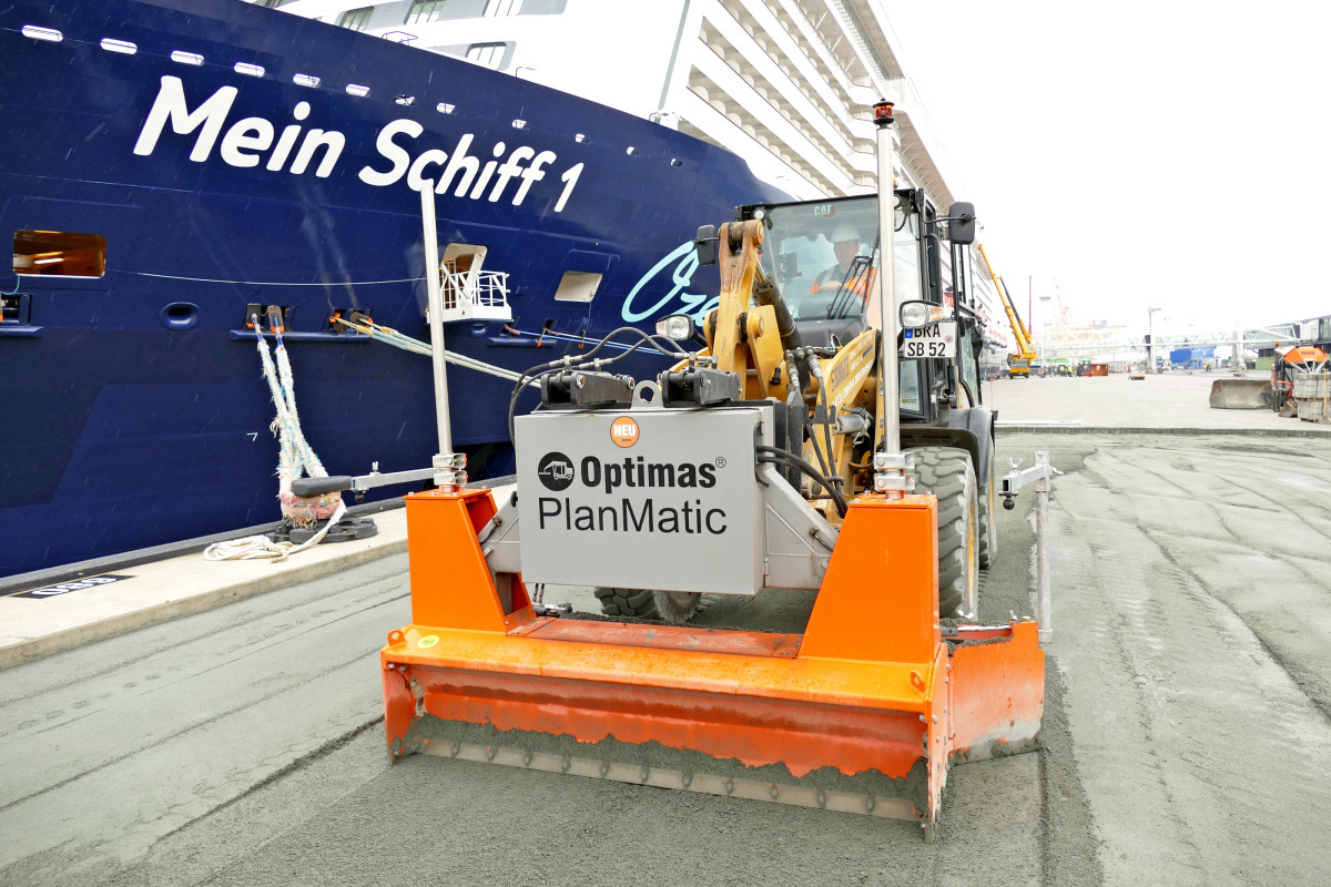 Das Planiersystem PlanMatic mit 3-D-Steuerung ebnet den Untergrund für die Pflasterung der neuangelegten Columbuskaje in Bremerhaven.