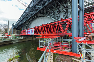 Für den 43 m spannenden Brückenbogen vertraute das Gerüstbauunternehmen Vero auf die Lösungskompetenz von Peri.