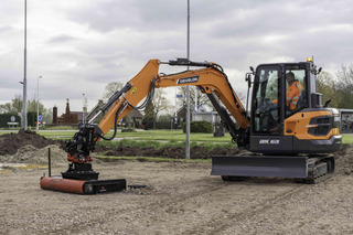 Beide Bagger verfügen über eine Hochleistungshydraulik mit 90 l/min zur verbesserten Funktion mit Anbaugeräten.