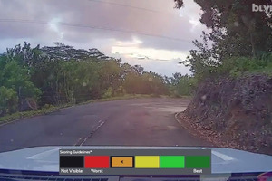  Die automatisierte Straßeninspektionstechnologie mit KI von Blyncsy erkennt vorhandene Straßenmarkierungen und deren Sichtbarkeit. 