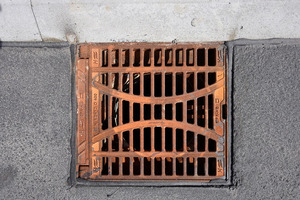  Der Straßenablauf im mit Gussasphalt ausgeführten Wasserlauf. 
