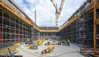 Die Bernauer Bauunternehmung Mark-A. Krüger GmbH benötigte für den Rohbau des 78 m langen und 55 m breiten Bauwerks mit seiner komplexen Dachkonstruktion nur 9 Monate Bauzeit.