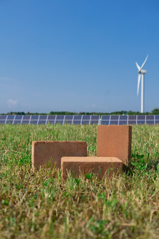 Die Rohstoffrezeptur des Recyclingziegel kann aus bis zu 70 % Sekundärrohstoffen, vornehmlich Ziegelbruch, bestehen. Zur Herstellung soll nur die Hälfte an Energie eines konventionellen Ziegels eingesetzt werden, der Anteil erneuerbarer Energiequellen sol