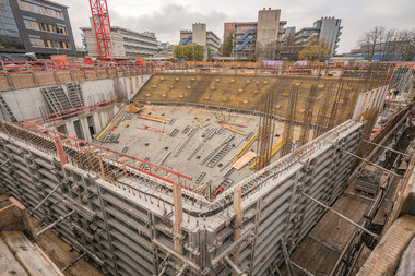 Der Bau des AudimaX stellte die Mitarbeiter des Bauunternehmens vor ganz unterschiedliche Aufgaben. Zu den anspruchsvolleren gehörten die schrägen Böden der Hörsäle.