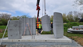 Auf der Baustelle mussten die Fertigteile nur noch auf die Betonfer-tigteilplatte gestellt und mit Ankern untereinander verbunden werden.