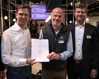 Johannes Weber, CEO der terra infrastructure, Alfred Widmann, Bauer Maschinen Vertrieb & Service und Rainer Schabel, Bauer Parts & Service, (v.l.), bei der Unterzeichnung des neuen Servicevertrages.