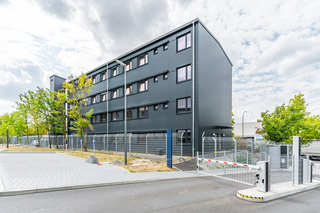 ?Second Hand? und doch neu: Von Kirchheim unter Teck zog die viergeschossige, rund 1.400 m2 Bruttogeschossfläche umfassende Büroanlage nach Würzburg um.