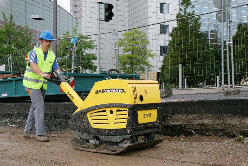 Vibrationsplatten zur Boden- und Asphaltverdichtung - THIS – Tiefbau  Hochbau Ingenieurbau Strassenbau