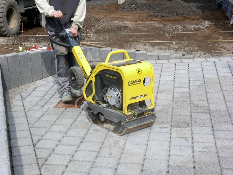 Vibrationsplatten zur Boden- und Asphaltverdichtung - THIS – Tiefbau  Hochbau Ingenieurbau Strassenbau