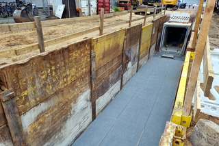 In Bauabschnitten mit kleineren Grabenquerschnitten sicherte unter anderem auch das Krings Verbausystem die Arbeiten in der Baugrube.