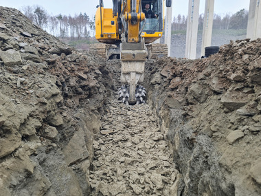 Vor dem Errichten der Halle fr?ste die Wirth Bau GmbH mit einer Kemroc-Fr?se EKT 100 am 25-t-Bagger die Vertiefungen f?r Streifen- und Punktfundamente heraus.