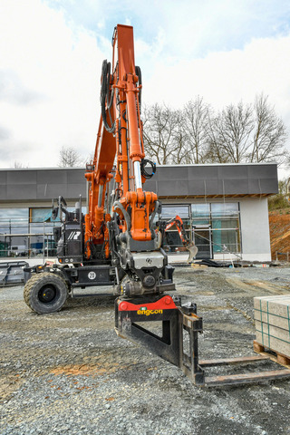 Dank Tiltrotator und QilQuick-Wechsler ist jedes Anbaugerät schnell und präzise im Einsatz.