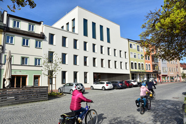 Eingebettet in historische Wohn- und Gesch?ftsgeb?ude wird das moderne Rathaus in Dorfen zu einem echten Blickfang.