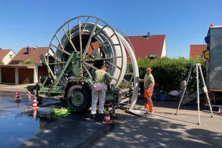 Beim Compact Pipe-Verfahren werden Standard-PE-Rohre gefaltet und aufgetrommelt zur Baustelle geliefert.