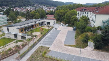 Der Parkplatz vor der Kita ?Hochstein-Strolche? in Dahn wurde mit einem besonderen Pflastersystem befestigt.