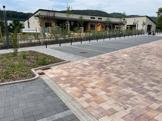 Die Fahrbahn wurde in Buntsandstein, die Parkplätze in kontrastierendem Anthrazit und die Gehwege in einem etwas helleren Titan ausgeführt.