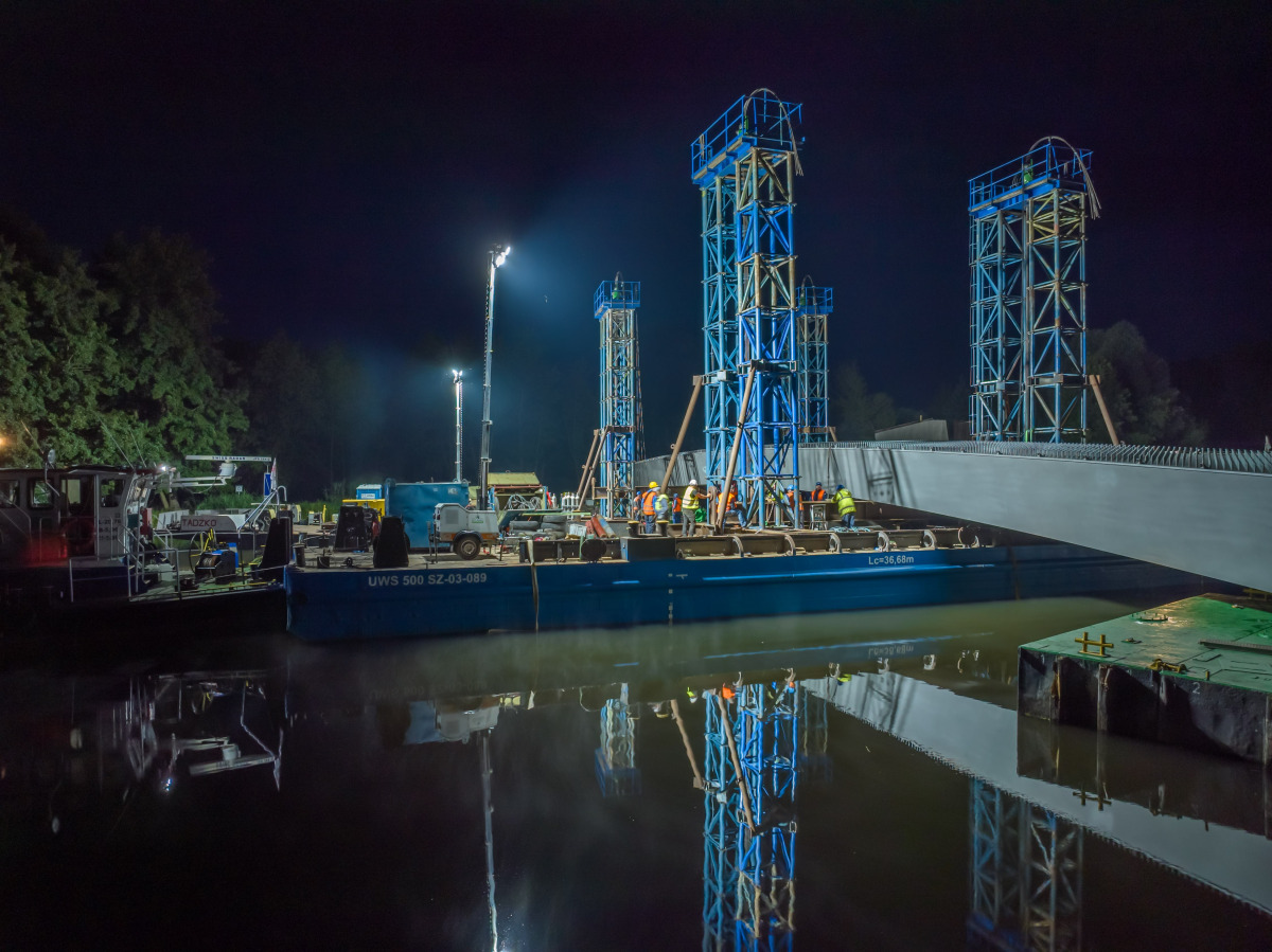 Während der Montage der Brücke ist der Kanal für die Schifffahrt gesperrt. Damit diese Zeitspanne möglichst kurz bleibt, arbeiten die Experten von Budimex auch nachts.