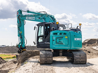 Neu dimensionierte Unterwagen verleihen beiden neuen Kobelco SR-Modellen trotz kleiner Schwenkradien noch höhere Standfestigkeit.