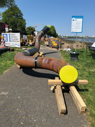 Der vorgefertigte Rohrstrang der neuen Gashochdruckleitung liegt bereit für den Einbau.