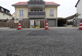 Aus dem Stadtbild sind Schachtabdeckungen nicht wegzudenken. Diese sollten unabhängig vom Bodenbelag flächenbündig eingebaut werden.