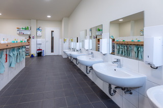 Auch in den hellen und freundlich gestalteten Sanitäranlagen hält man sich gerne auf: So wird Hygiene und Körperpflege zum Kinderspiel.