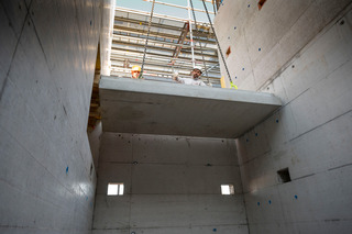 Dank Tronsole Typ P wird das Treppenpodest ohne auskragende Auflagerkonsolen hergestellt und kann dadurch in das bereits errichtete Treppenhaus eingefahren werden.