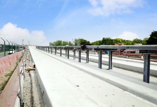 Damit die Betonfahrbahn auch bei eisigen Temperaturen befahrbar bleibt, ist sie entlang der gesamten Strecke beheizbar.