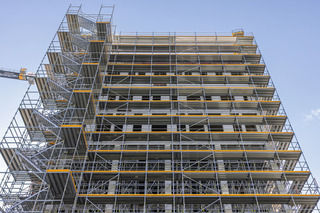 Pro Büroturm sind rund 5.000 m² Peri Up Fassadengerüst im Einsatz. Der Easy Stiel erlaubt dabei sicheres Arbeiten mit vorlaufendem Innen- und Außengeländer sowie den einfachen Anbau von Konsolen und außenliegenden Treppenzugängen.