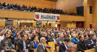 Neben der Fachausstellung mit vielen Partnern können sich die Teilnehmenden in zahlreichen Vorträgen zu den unterschiedlichen Neuheiten und Trends der Baubranche informieren.