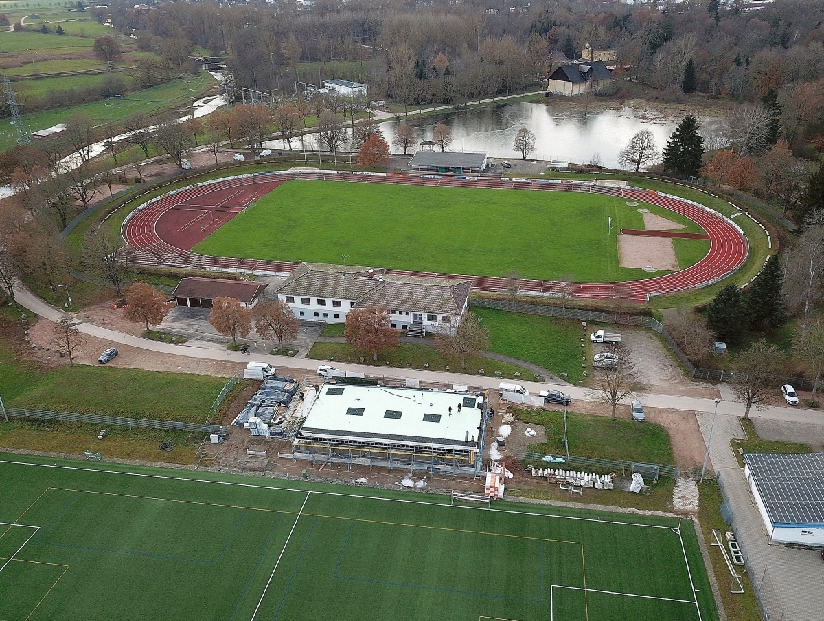 Sportanlage Im Haberfeld, Donaueschingen. Neubau des Vereinsheims SSC unten im Bild, mit weißer Dachabdichtung, vor dem Aufbau des Retentions-Gründachs Sponge City Roof.