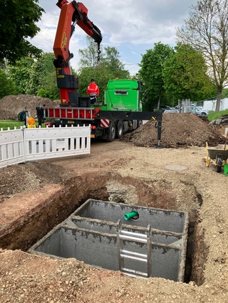 Einbau der vier Versickerungsrigolen CaviBox Blocktyp 12 aus Porenbeton, Stauvolumen insgesamt 7,2 m³. Nach Auflage der Abdeckplatte und einer Mindest-Überdeckung, in diesem Fall von nur 25 cm, befahrbar.