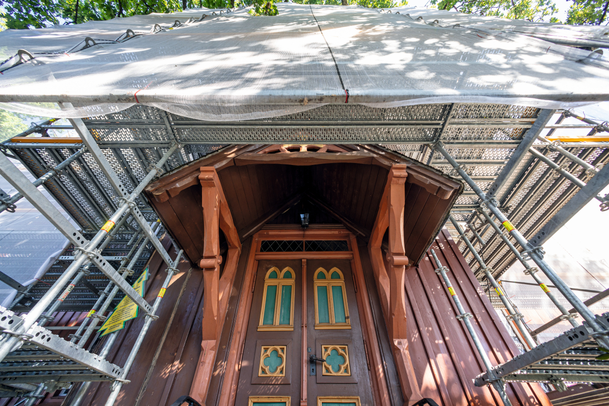 Die Holzkirche mit ihrer filigranen Bauweise erfordert eine hohe Anpassungsfähigkeit des Arbeits- und Schutzgerüsts.