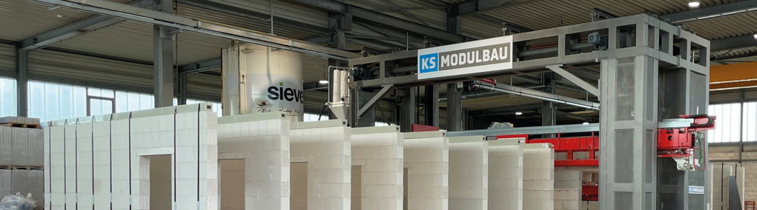 Großformatige Bausysteme sorgen für Effizienz auf der Baustelle. KS-QUADRO Elemente dienen auch als Grundlage für die Wandtafeln der KS-Modulbau.