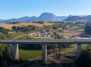 Die Gesamtlänge der Aurachbrücke beträgt 420 Meter.