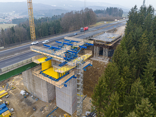 Die Freivorbauwägen von Doka bei der Herstellung des Brücke in Seitenlagen-Tragwerkes.