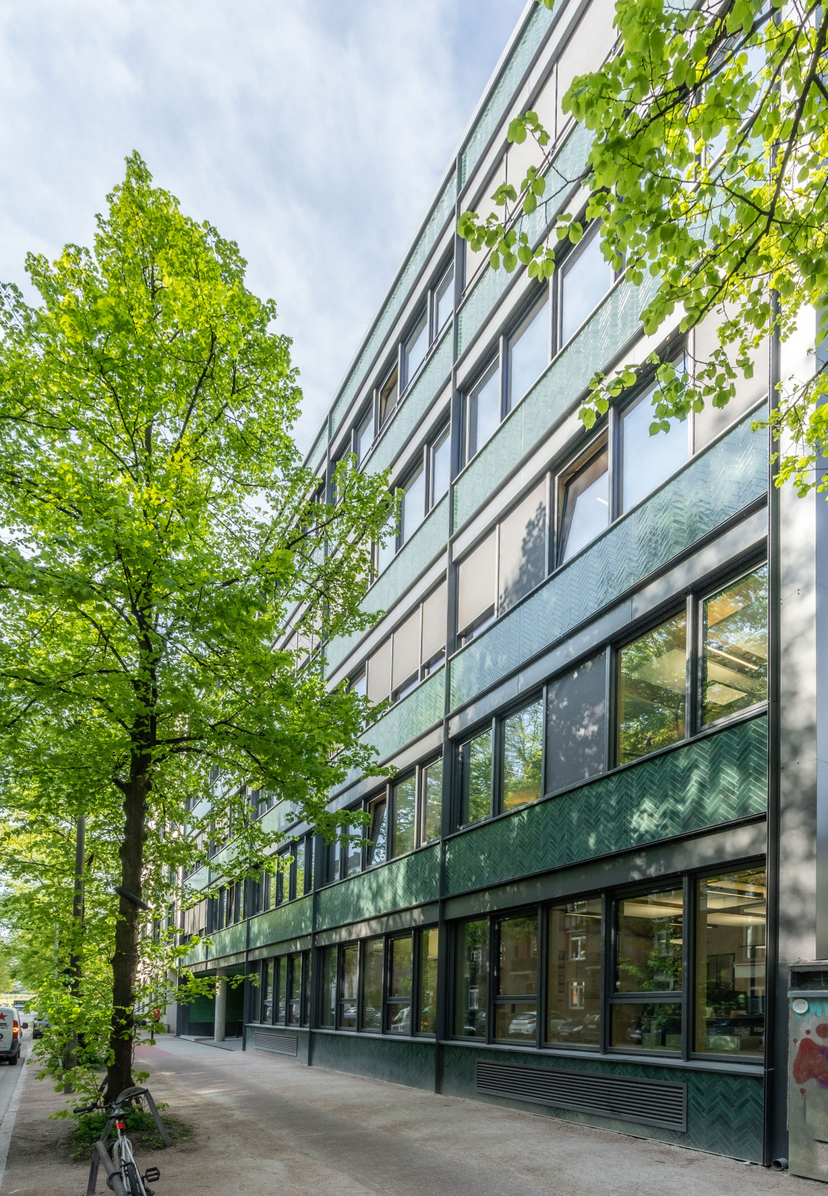 Ein zukunftsweisendes, klimafreundliches Bürogebäude in Holz-Hybridbauweise entstand unlängst in Hamburg.