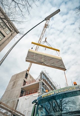 Die Tragwerksstützen sowie die vorgehängte Fassade wurden gemeinsam montiert. Das führte zu einem zügigen Schließen der Gebäudehülle, sodass der Bau schnell vor Wind und Wetter geschützt war.