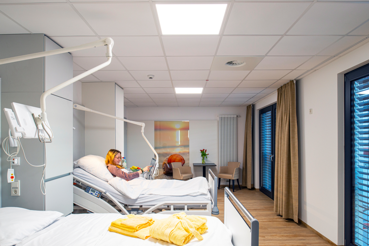 Das St. Katharinen-Hospital in Frechen wurde um zwei Etagen in Modulbauweise aufgestockt: Auf zweimal rund 1.100 m2 Geschossfläche sind im 3. OG eine private Bettenstation und im 4. OG eine moderne Pflegestation entstanden.