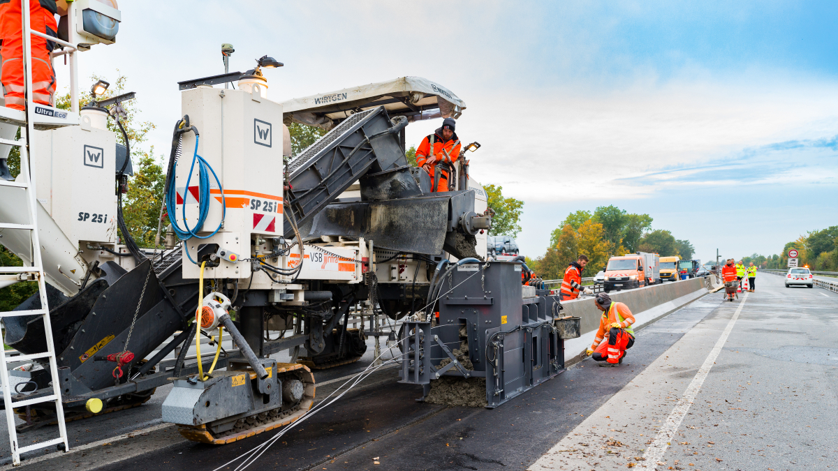 Auf der Autobahn A 43 bei Münster baute der Wirtgen SP 25i mit AutoPilot 2.0 eine Schutzwand aus Ortbeton zur Trennung der Fahrbahnen beider Fahrtrichtungen ein.